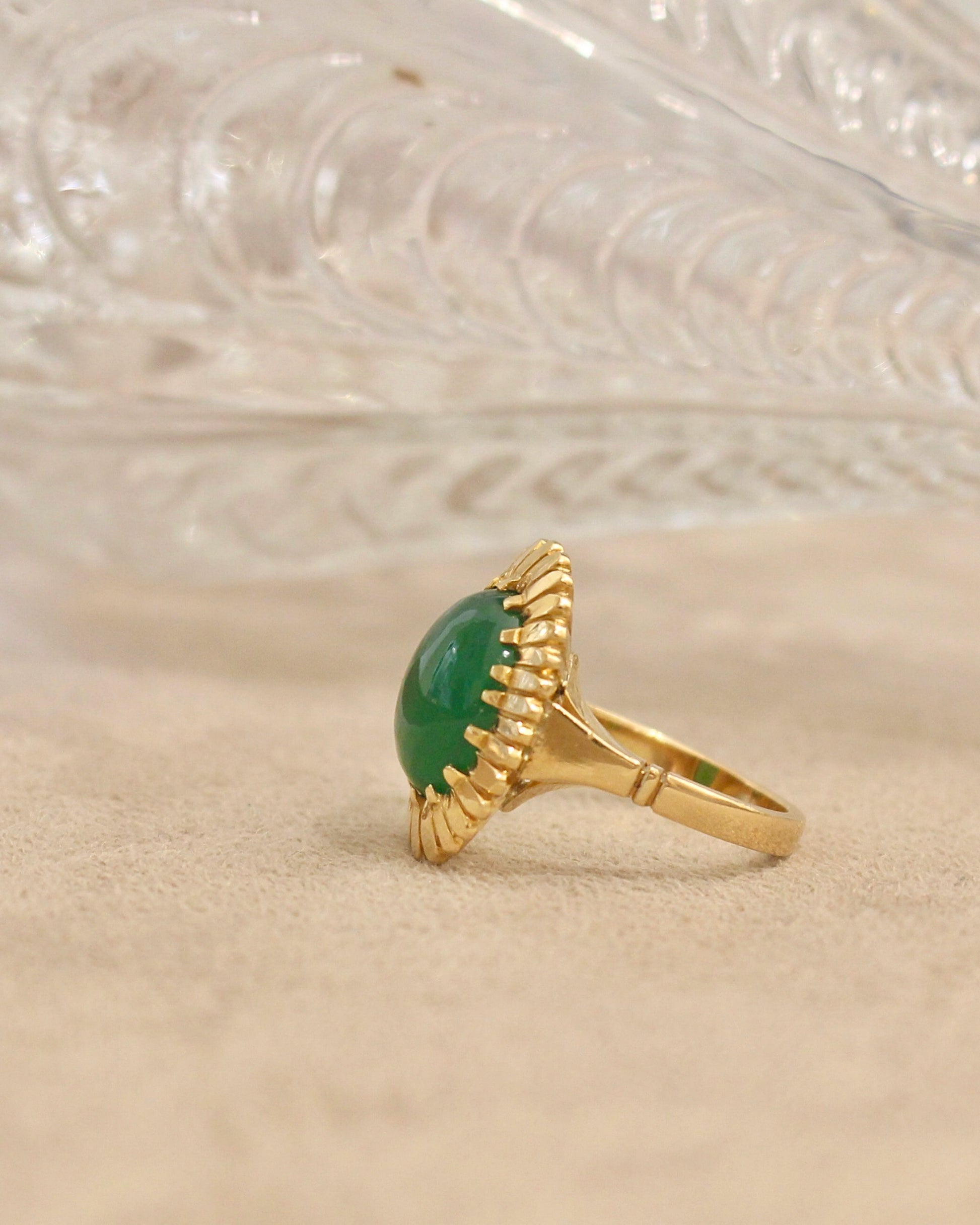 bague vintage avec gros cabochon de chrysoprase sur or jaune