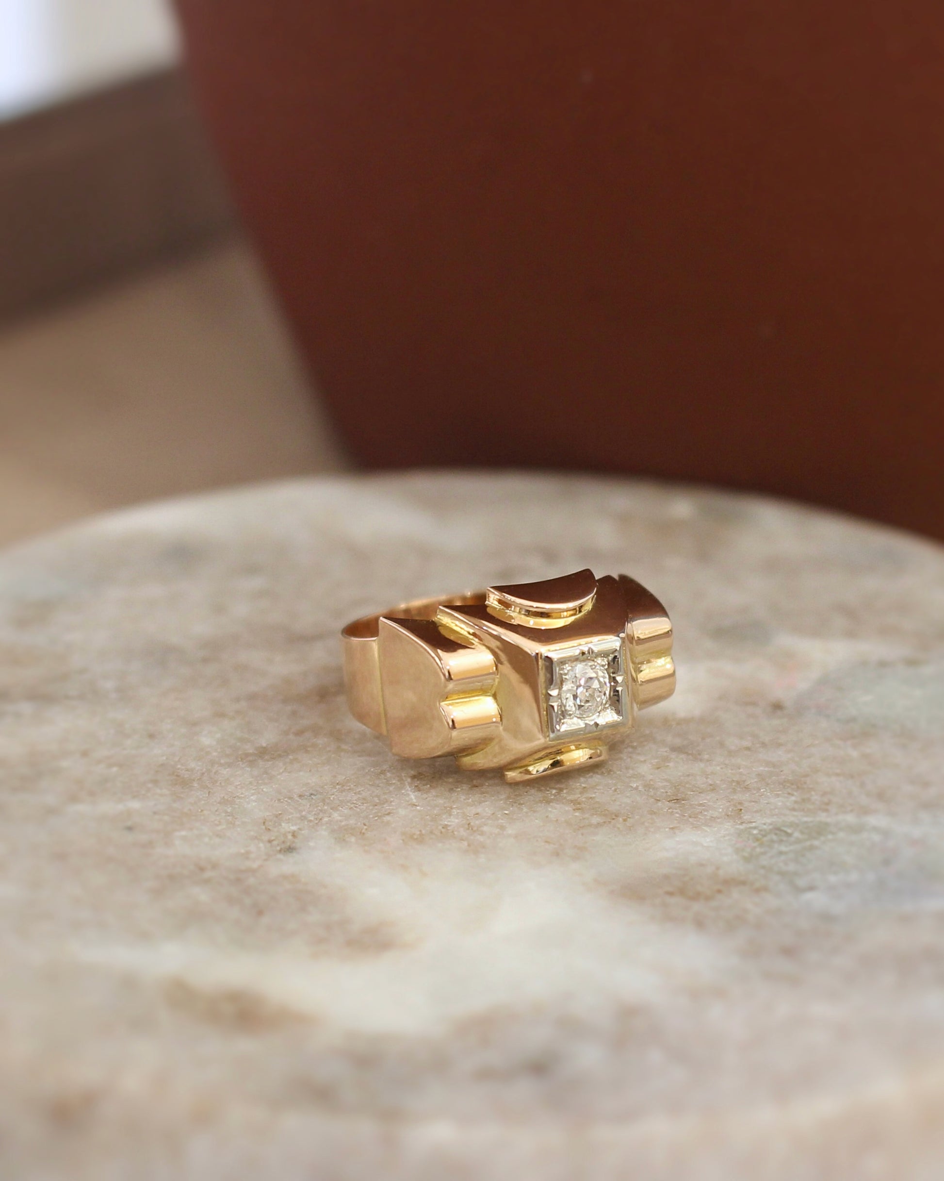bague a volumes geometriques-bague tank vers 1940-or rose et diamant