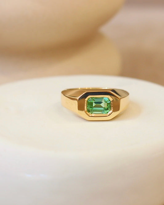 bague chevalière moderne-tourmaline verte taille rectangle-monture en or jaune 18K