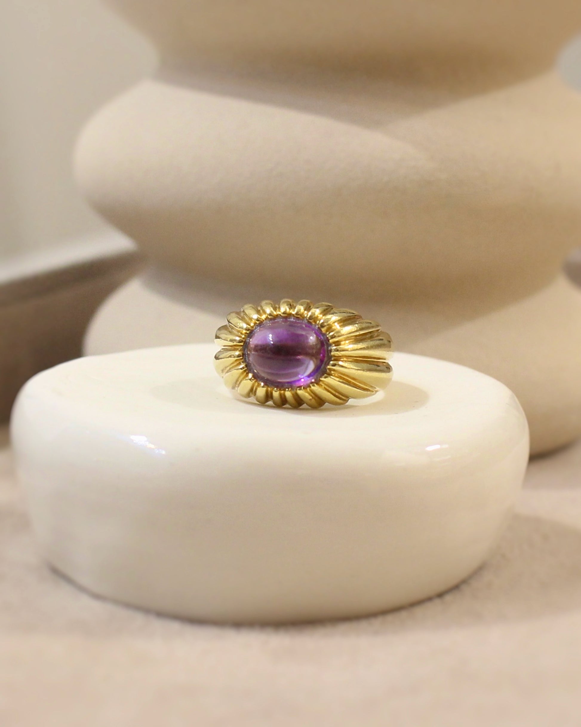 bague chevalière ou bague dôme à décor de godrons ornée d'un cabochon d'améthyste - bague vintage pour femme