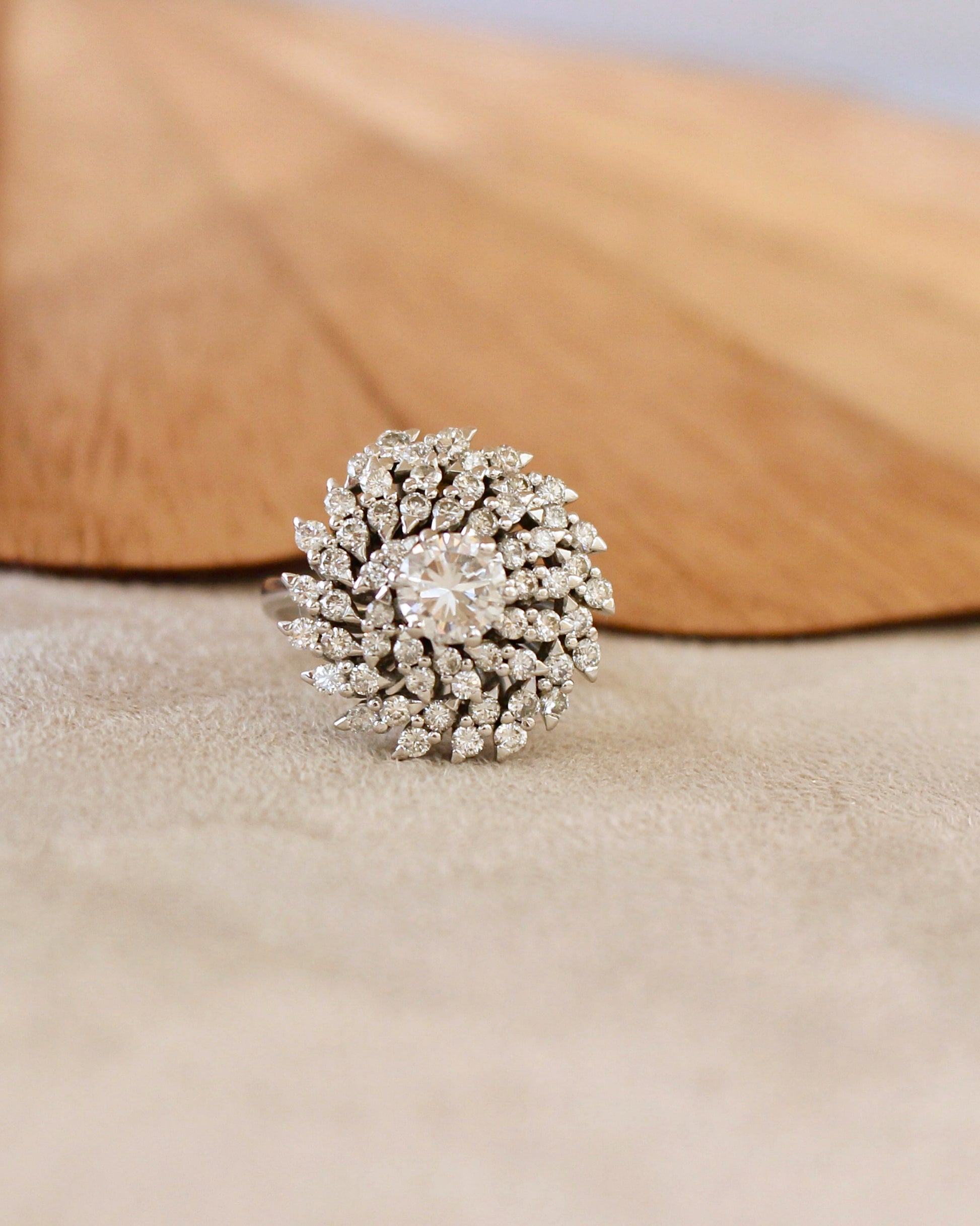 bague cocktail diamants - diamant central de 0,90 carat - monture en or blanc - bijou vintage des années 60_70