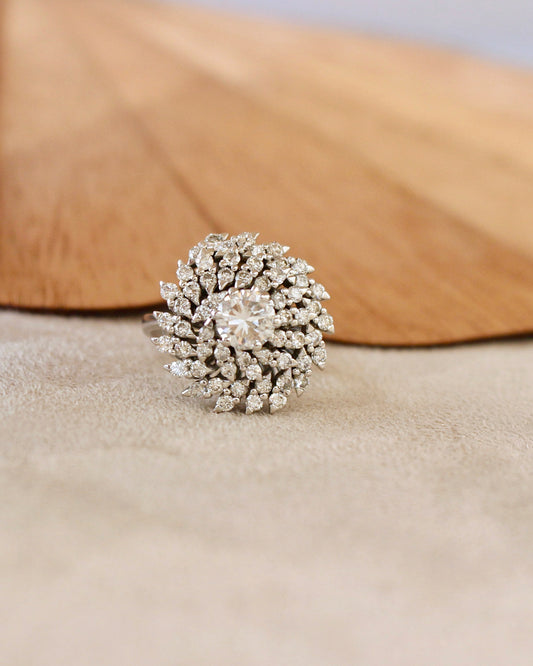 bague cocktail diamants - diamant central de 0,90 carat - monture en or blanc - bijou vintage des années 60_70