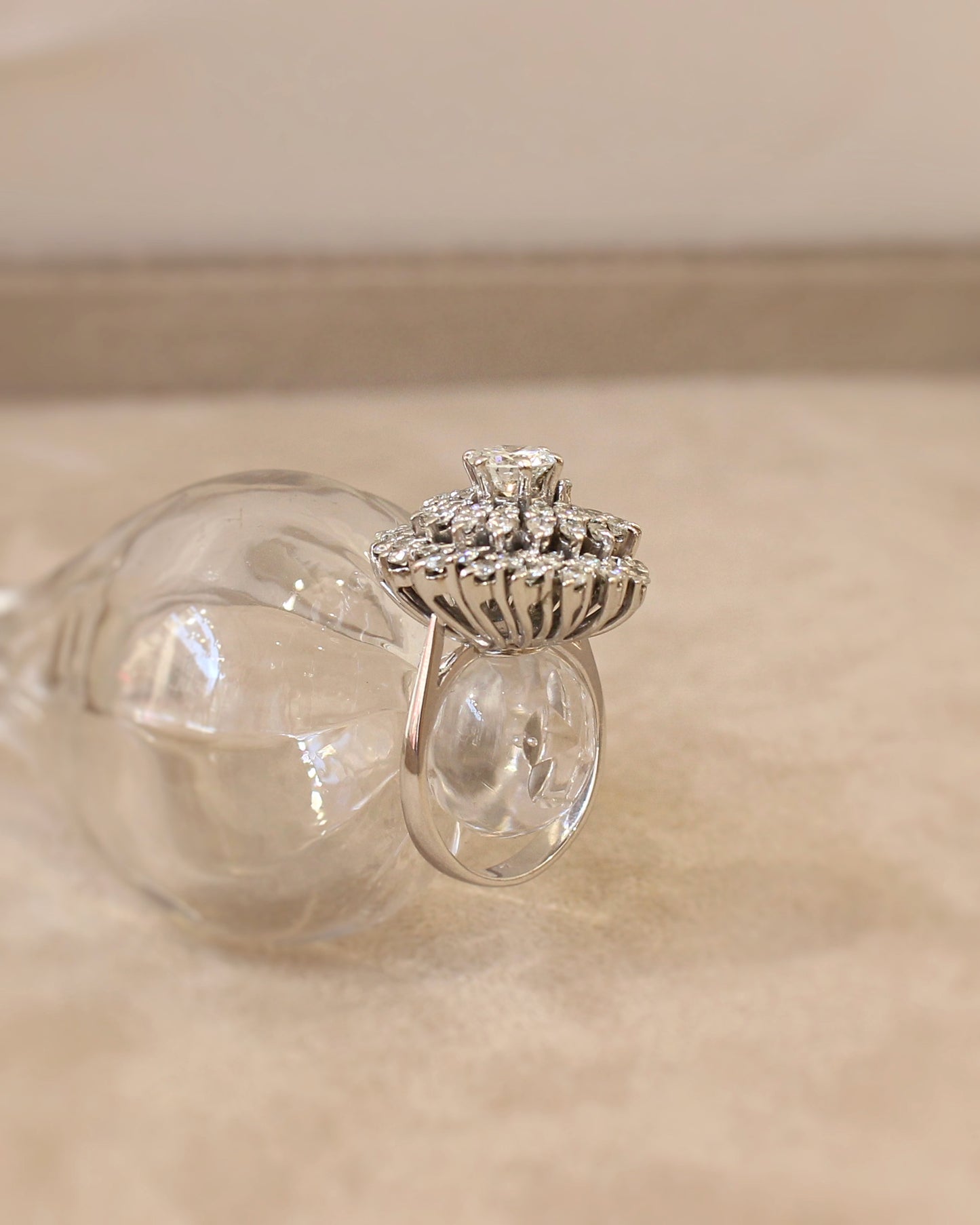 bague cocktail vintage vers 1970 - 59 diamants sur une monture en or blanc
