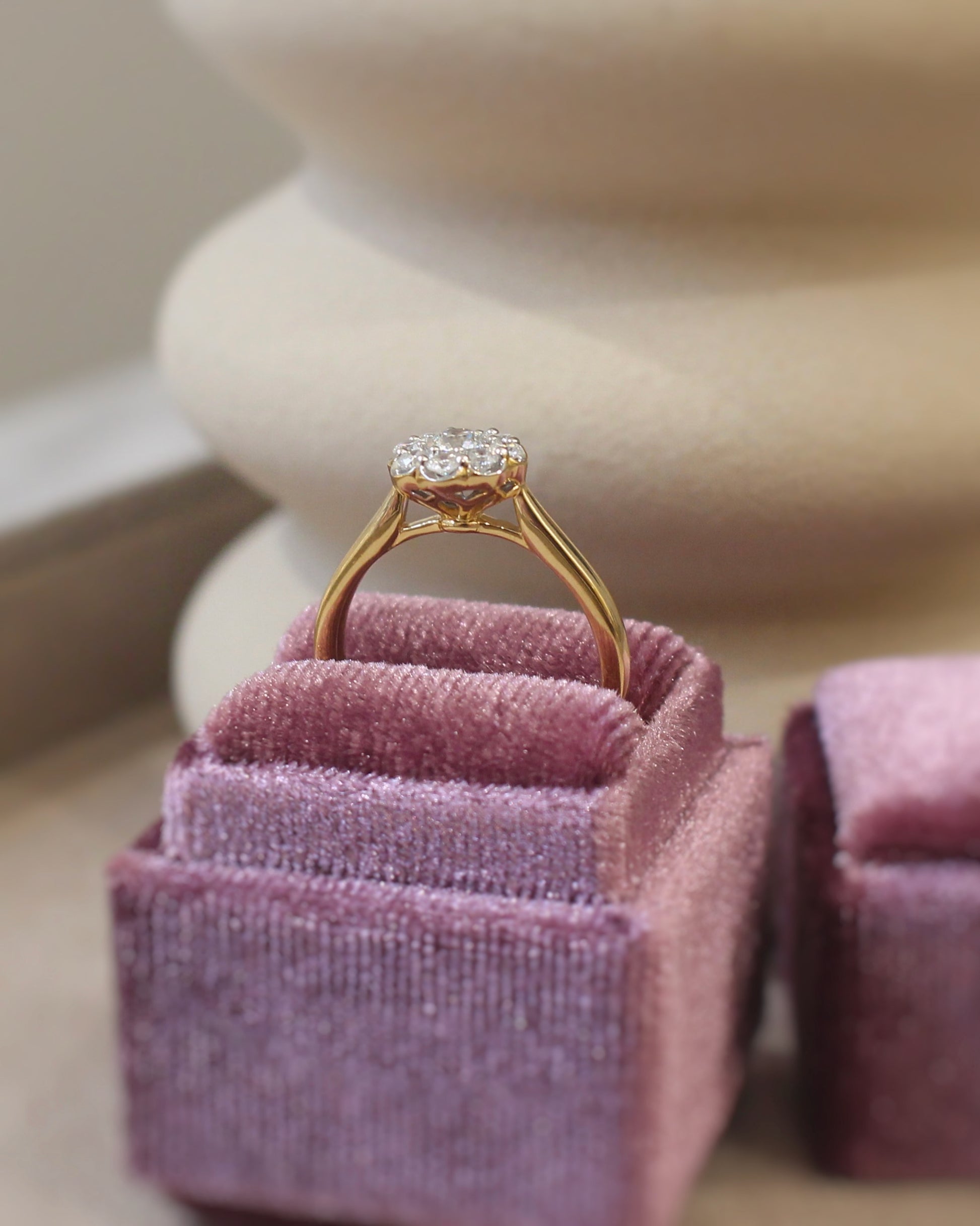 bague de demande en mariage en or  et diamants dessinant une fleur de diamants