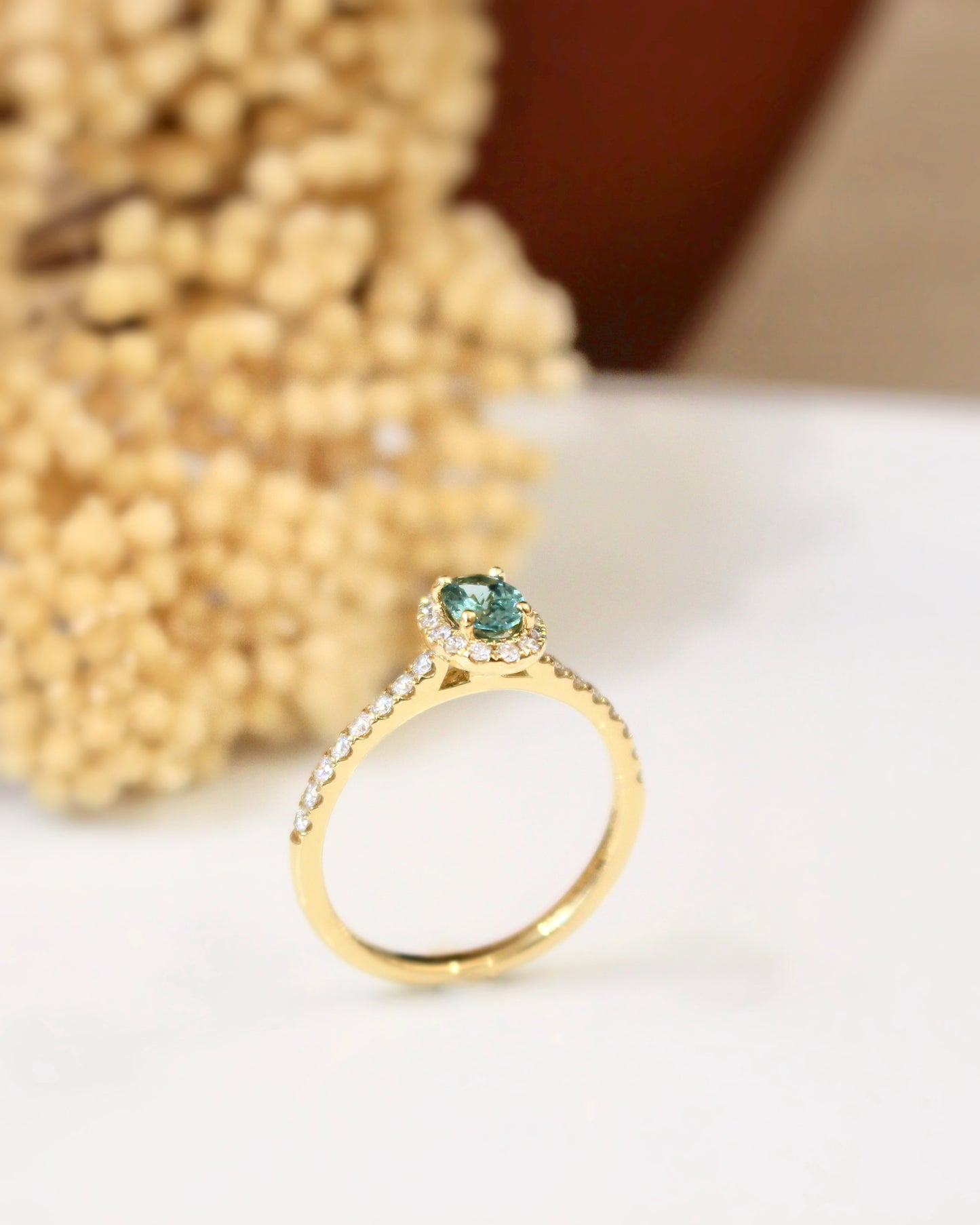 bague de demande en mariage avec une tourmaline de couleur bleu lagon et un entourage de diamants