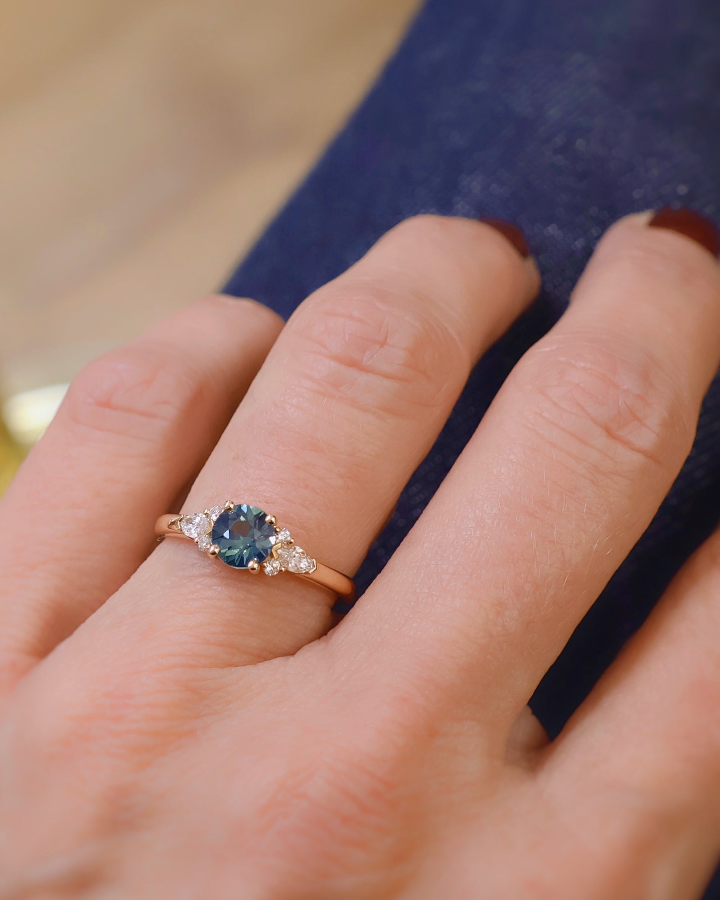 bague de demande en mariage avec un saphir teal et des diamants navettes