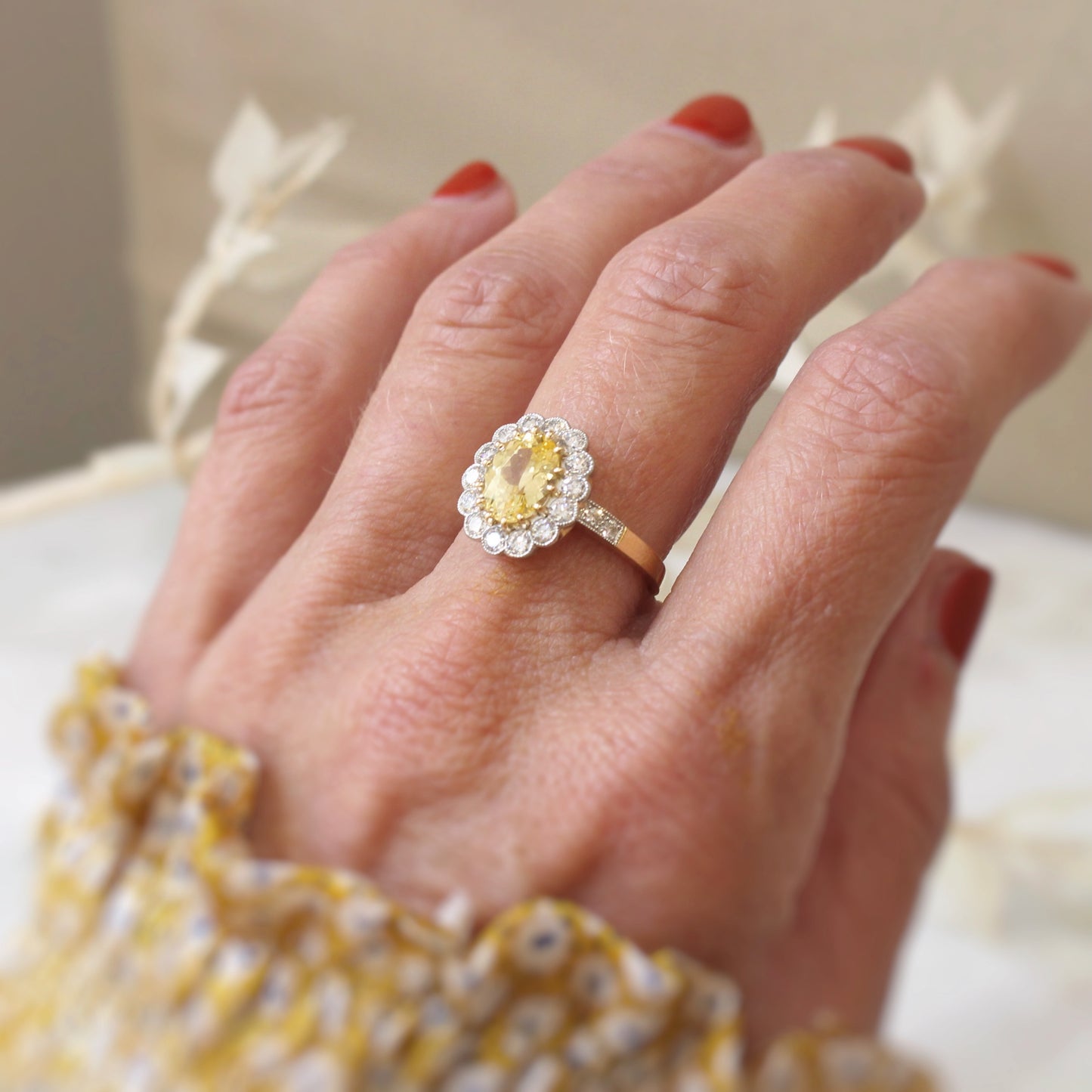 Bague de fiançailles-bague pompadour saphir jaune et diamants sur une monture en or jaune
