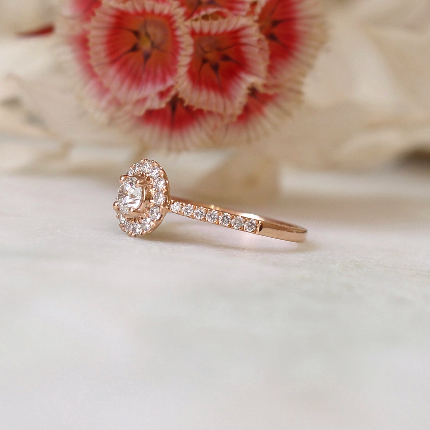 bague de fiançailles-solitaire diamant entouré de diamants-monture en or rose 18k
