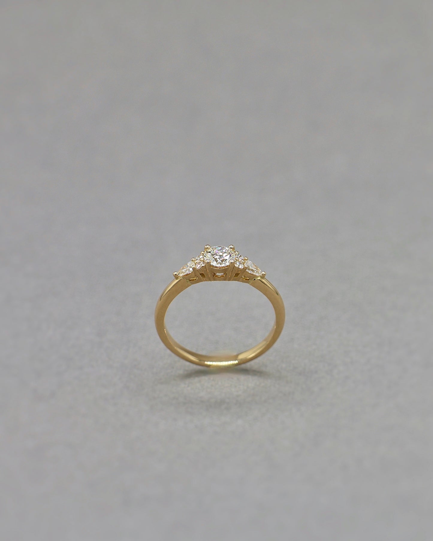bague de fiancailles diamants sur une monture en or jaune 18k