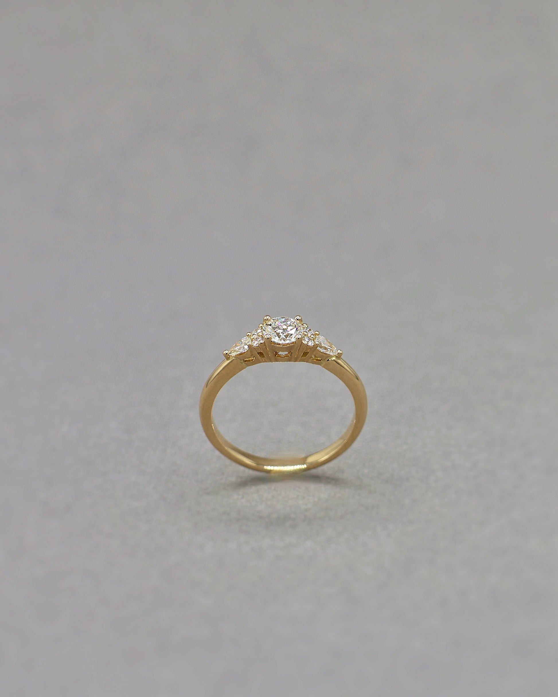 bague de fiancailles diamants sur une monture en or jaune 18k