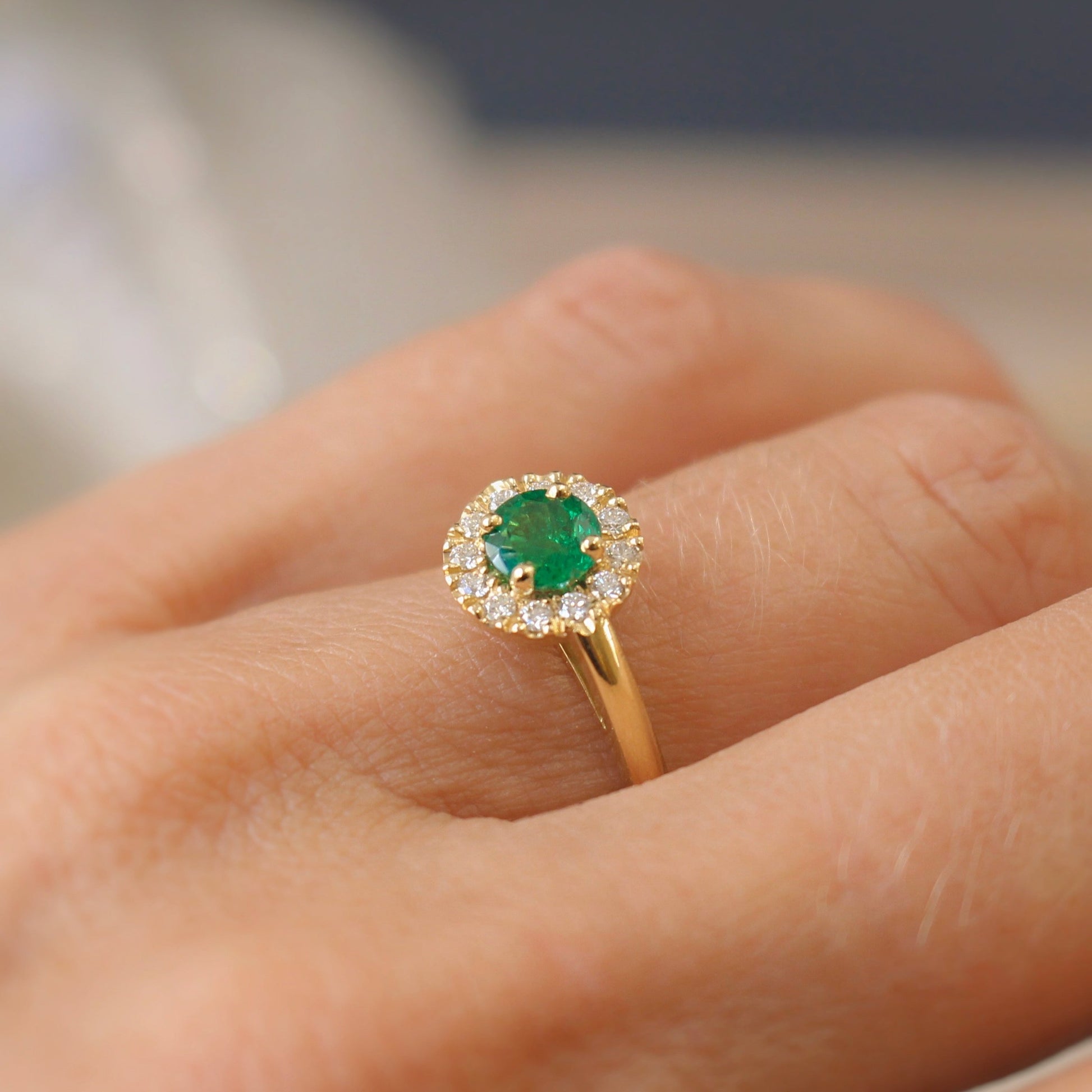 Bague or jaune 750 ‰, rhodium, émeraude et diamants 0,06 ct Bague or jaune 750 ‰, rhodium, émeraude et diamants 0,06 ct