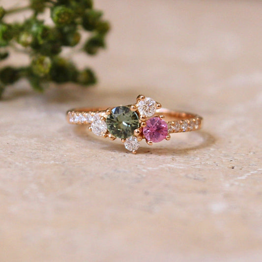 bague de fiançailles ornée d'un bouquet de saphirs et de diamants sur une monture en or rose