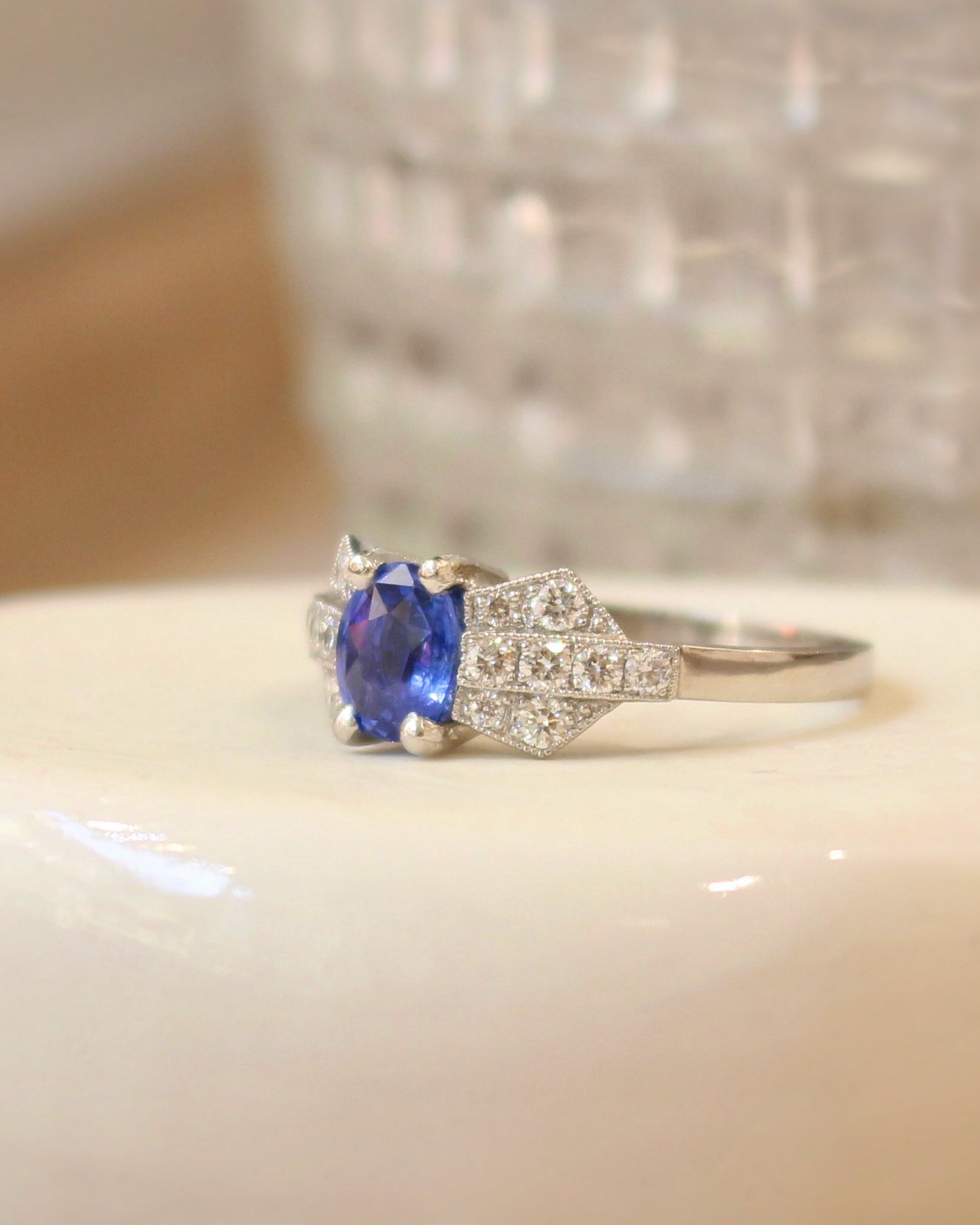 bague de fiançailles saphir bleu et diamants style ART DECo
