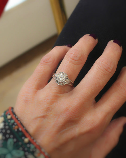bague des années 30 en or blanc - diamant pesant 0,80 carat.