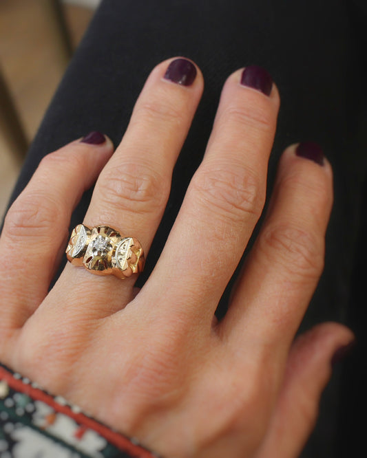bague des années 40-motifs ajourés-r rose et platine-diamant central de 0,09 carat
