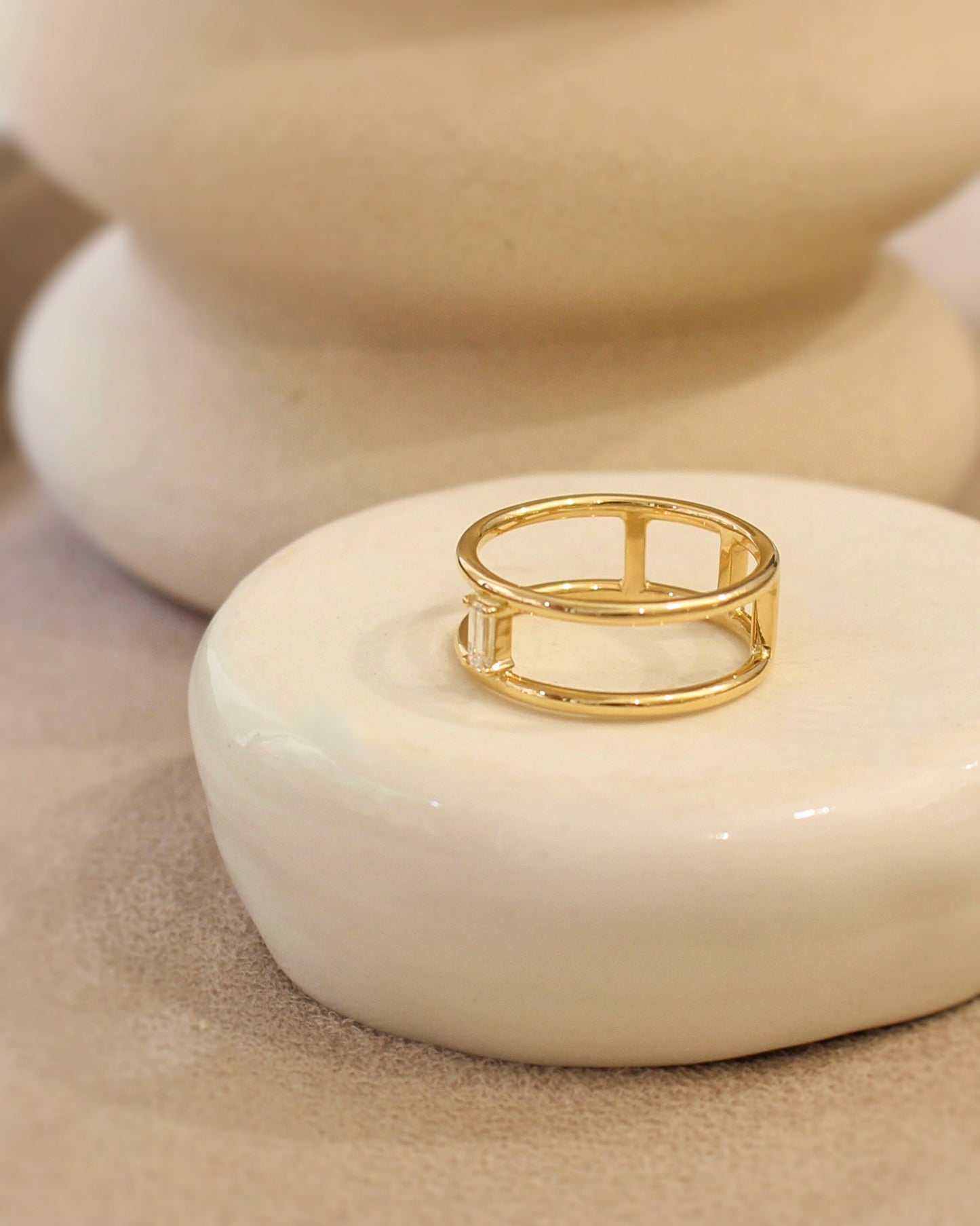 bague diamant taille baguette sur deux anneaux en or jaune