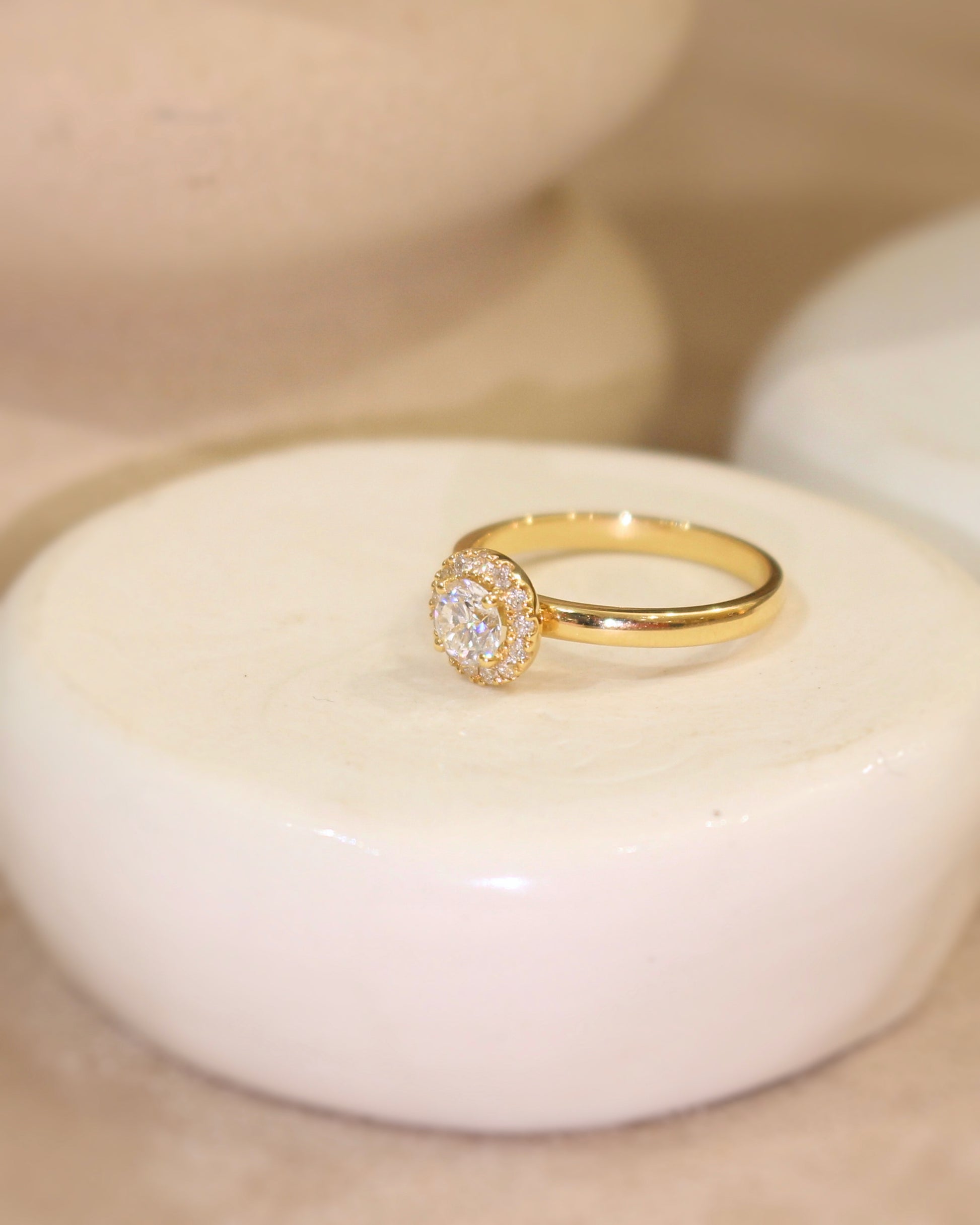 bague diamant entouré d'un halo de diamants sur une monture en or jaune-bague de demande en mariage