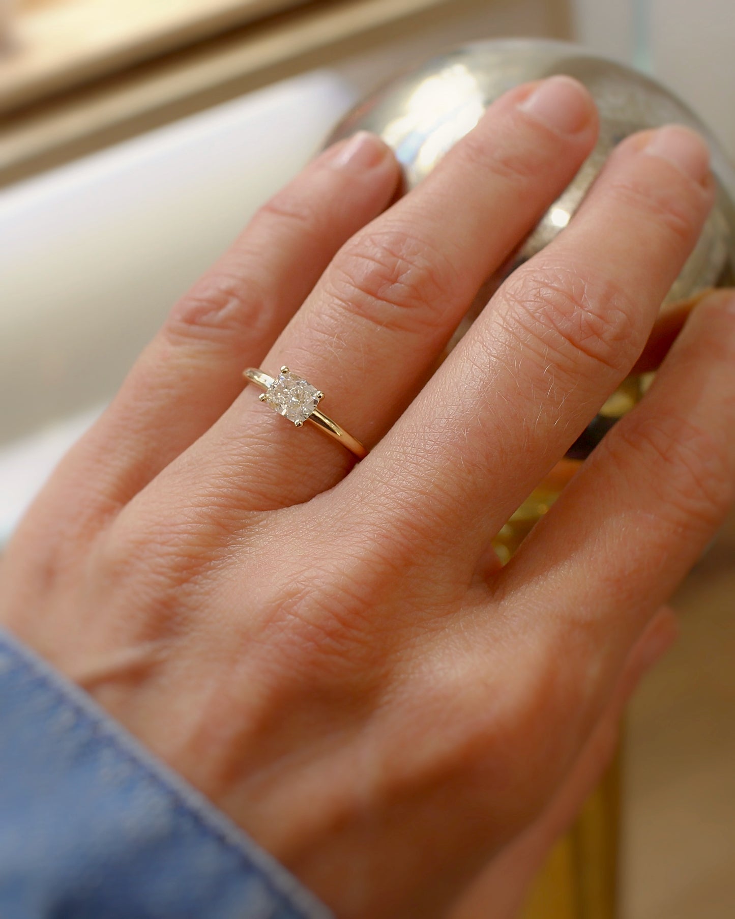 solitaire diamant pour demande en mariage - bague ornée d'un diamant taille coussin sur une monture en or jaune 18k