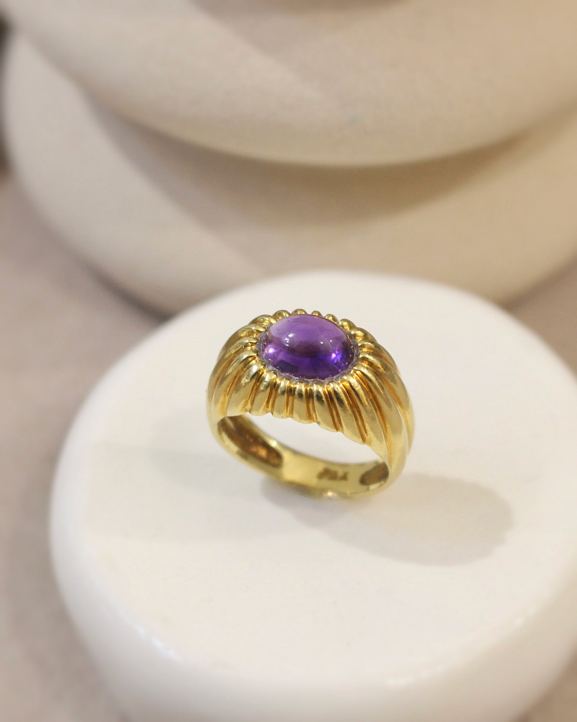 bague vintage en or jaune avec cabochon d'améthyste - style bague ^dome avec décor de godrons
