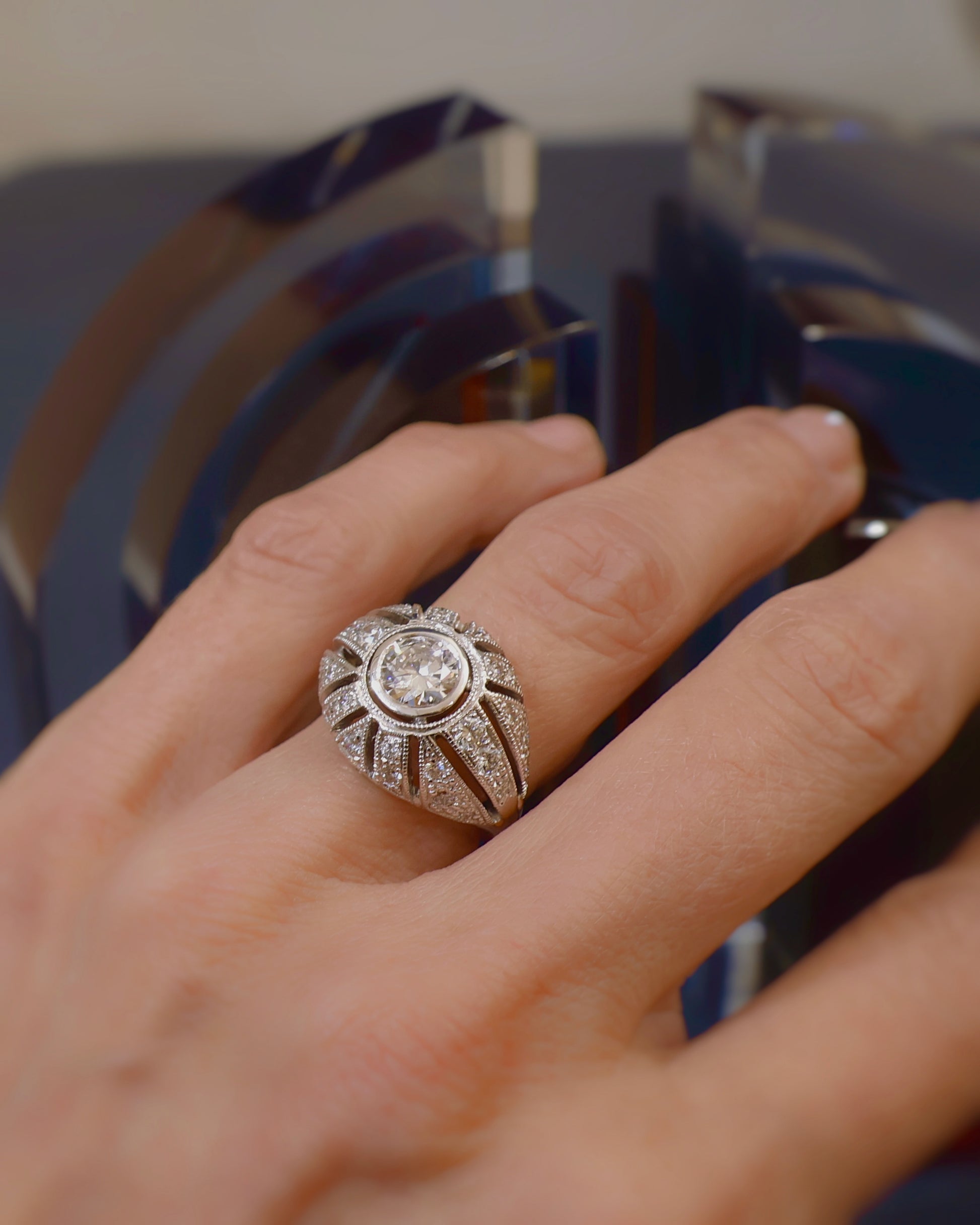 bague dome style art déco-diamant central 1,02 carat-or blanc 18K