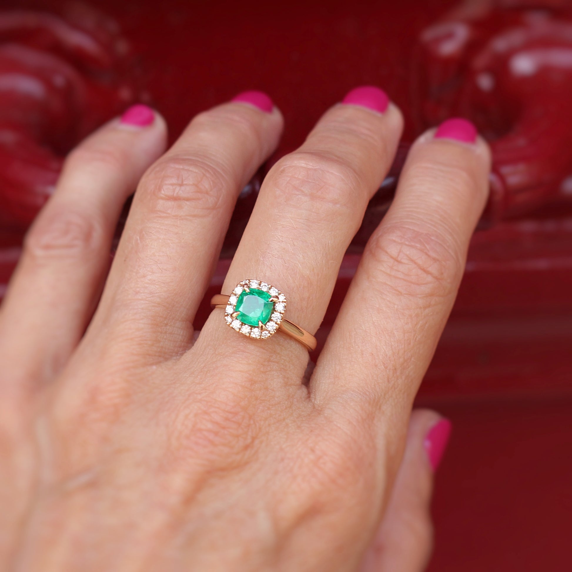 bague émeraude taille coussin avec un entourage de diamants taille brillants-monture en or rose 18k