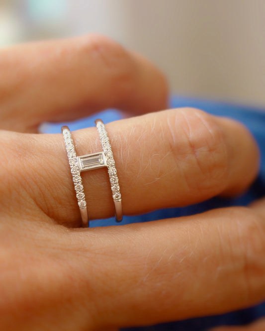 bague or blanc et diamants - double anneau avec au centre diamant taille baguette
