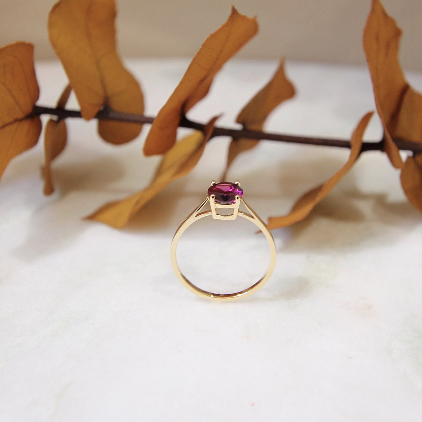 bague en or jaune ornée d'un magnifique grenat rhodolite de 1,32 carat