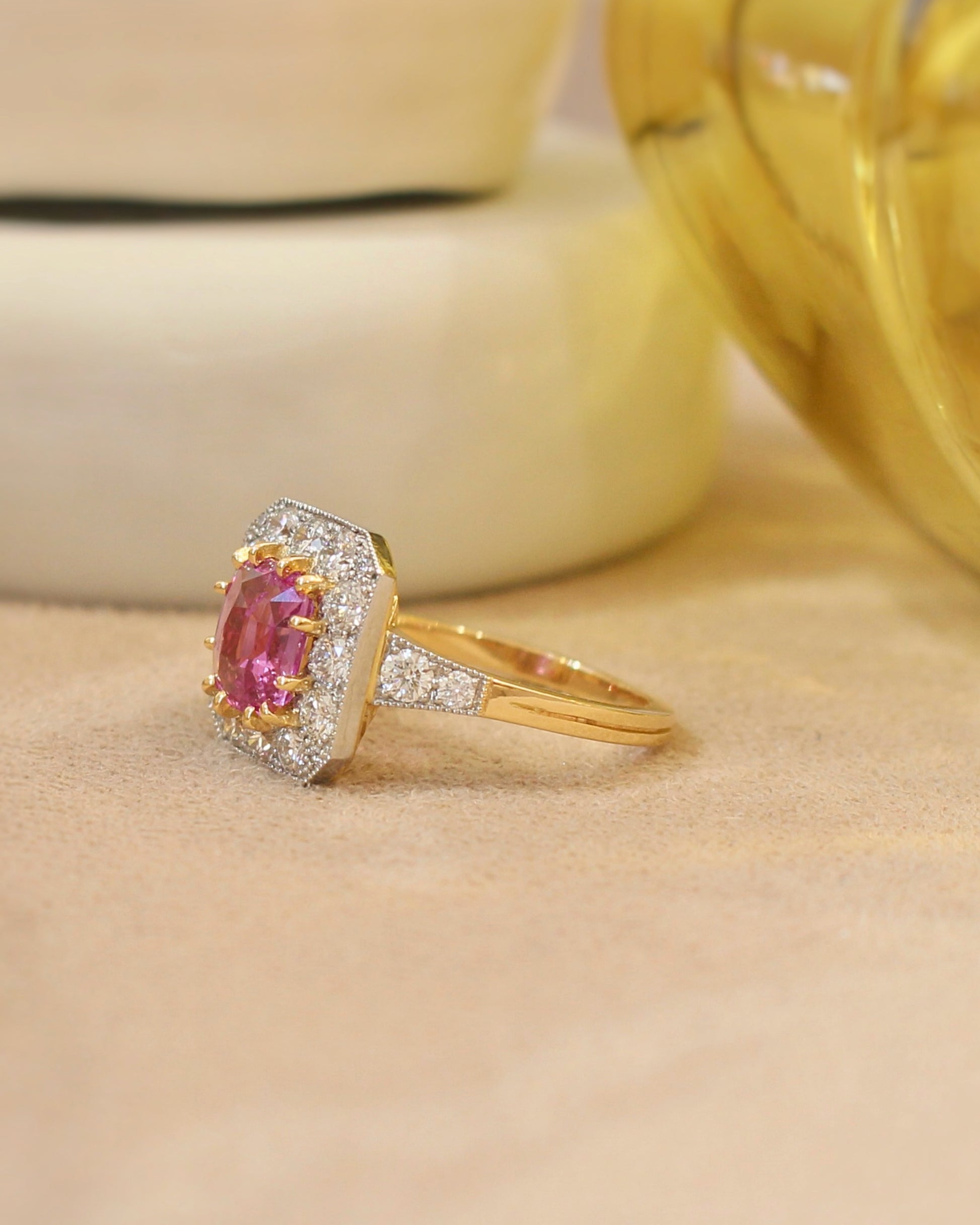 bague esprit art déco avec au centre un saphir rose taille coussin et un entourage de diamants