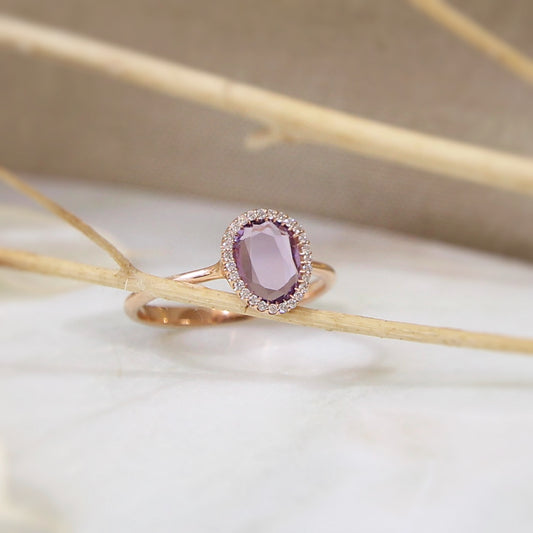 bague fine et moderne avec une améthyste facettée et son halo de diamants taille brillant sur une monture en or rose