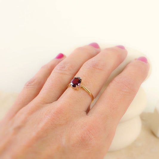 bague fine ornée d'un grenat rhodolite taille ovale en serti '4 griffes sur une monture en or jaune