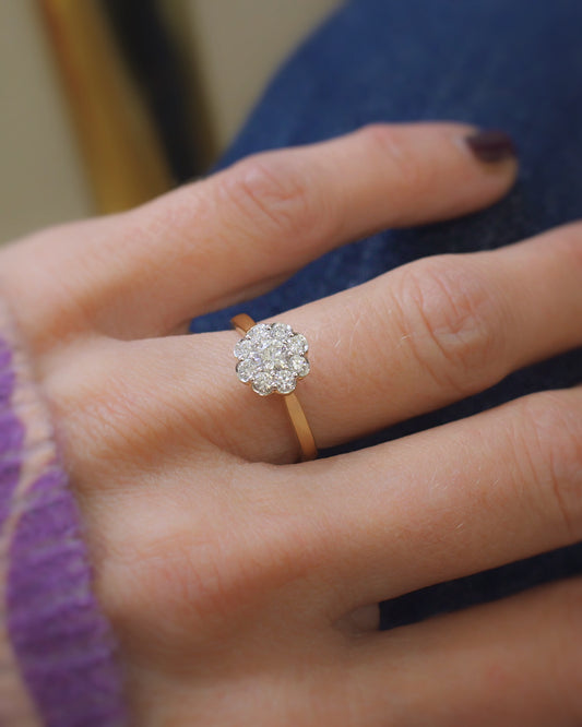 bague fleur diamants sur monture en or jaune