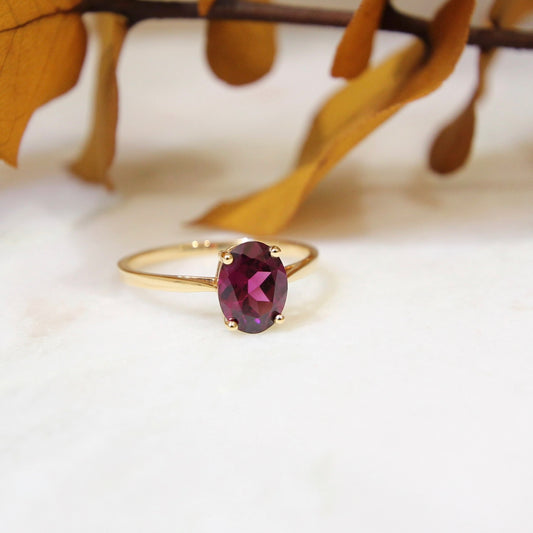 bague grenat rhodolite taille ovale sur une monture en or jaune