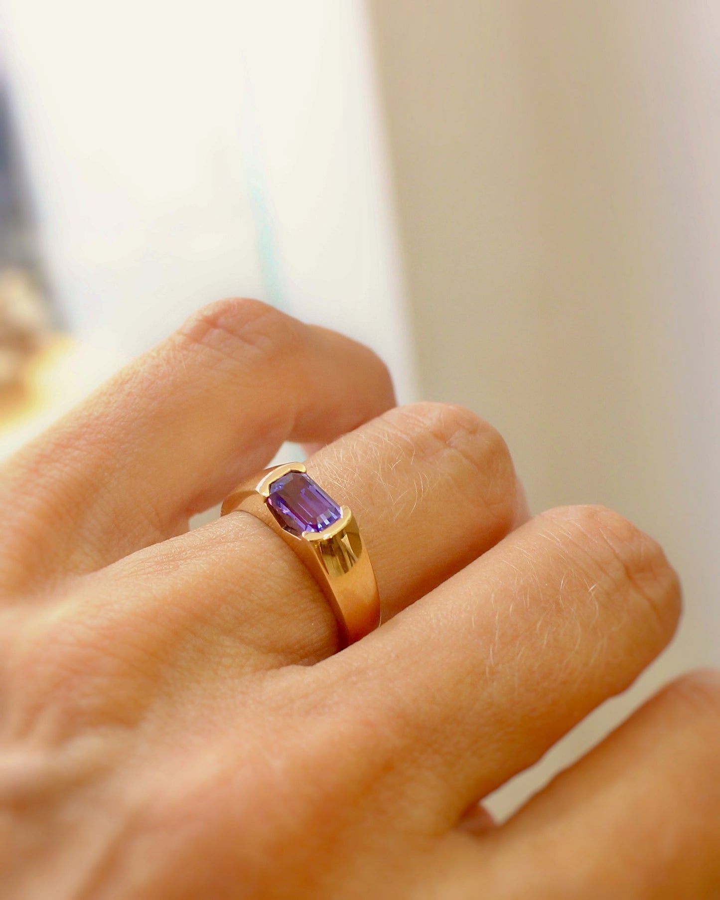 bague jonc pour femme sertie d'un saphir violet taille rectangle à pans coupés