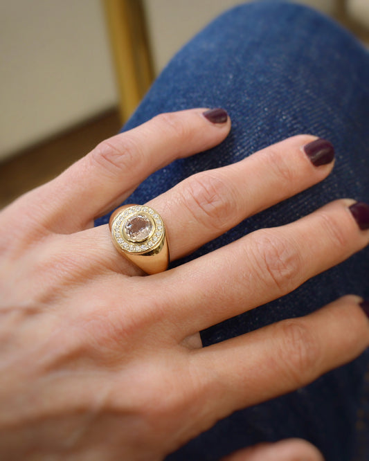 bague jonc saphir pêche entourage diamants-monture en or jaune 18k