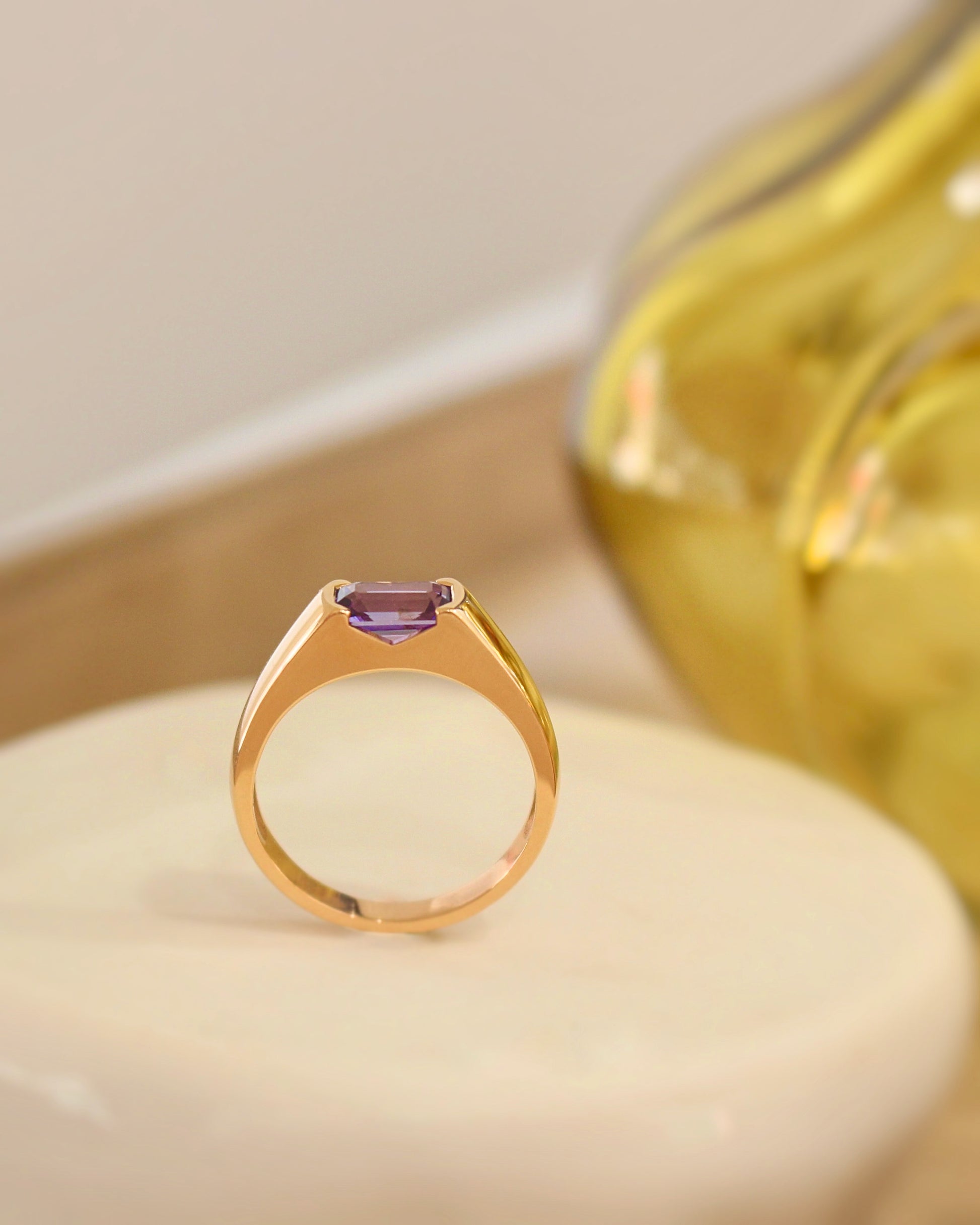 bague jonc en or rose avec un saphir violet taille rectangle
