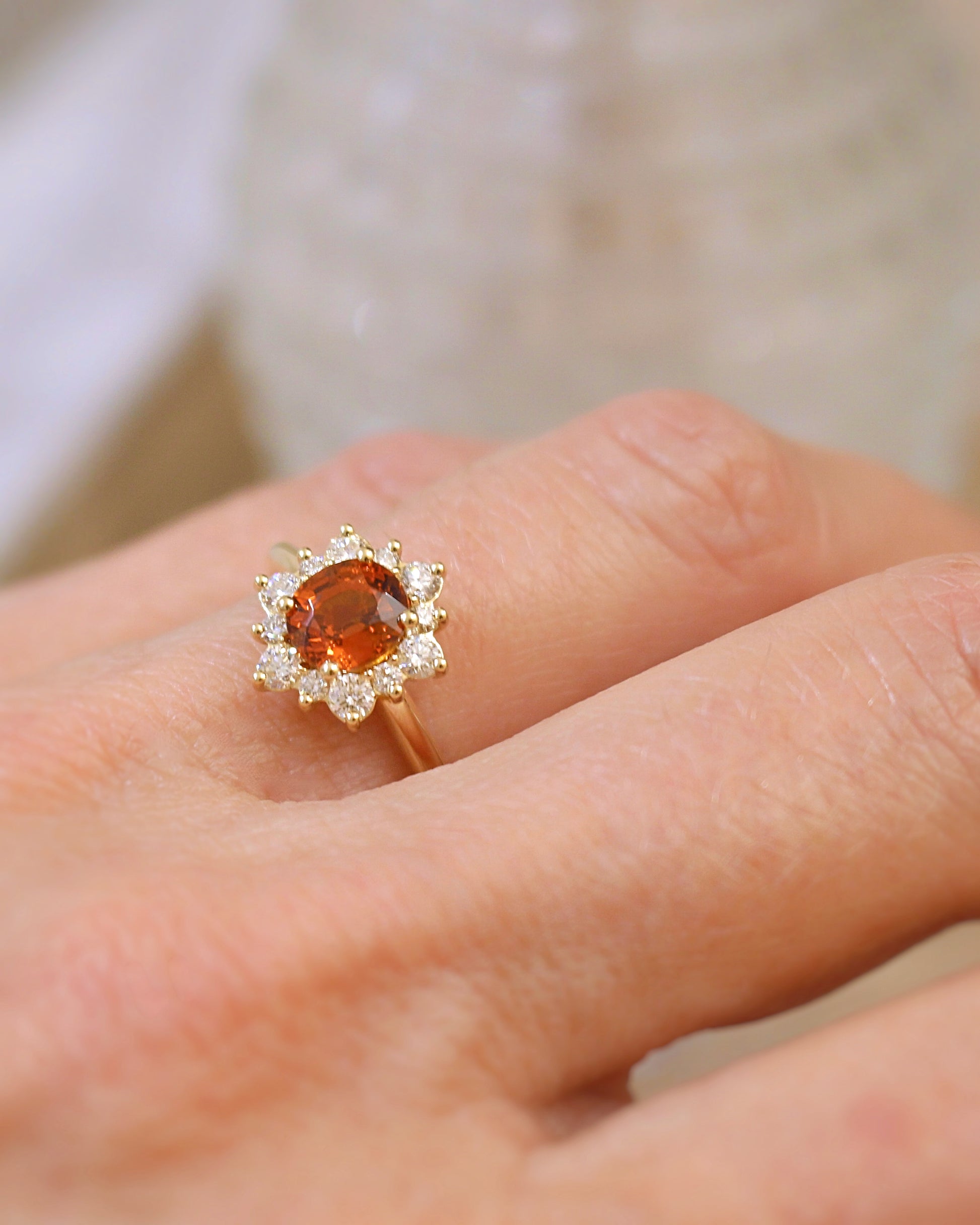 bague marguerite grenat spessartite et diamants sur or jaune 18k