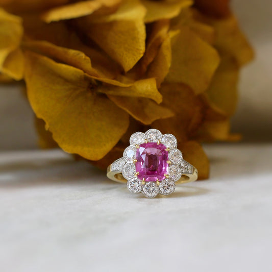 Bague marguerite saphir rose et entourage diamants- en or jaune 18k et platine