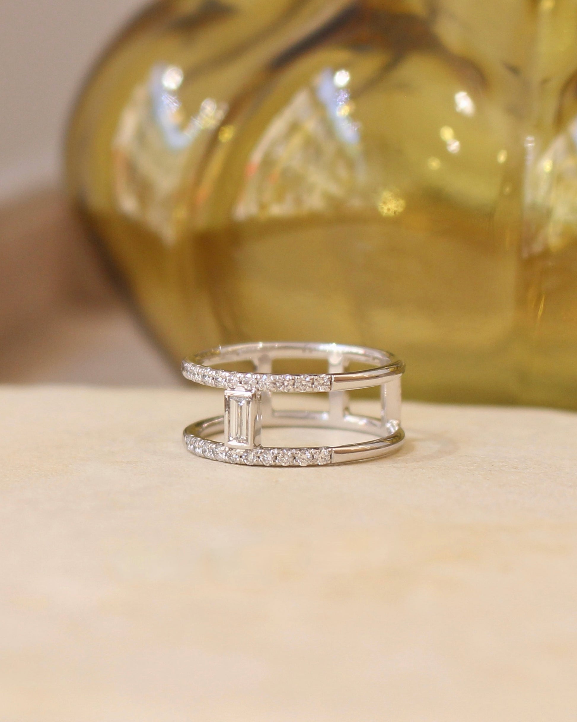 bague diamant baguette avec deux anneau en or blanc pavé de diamants