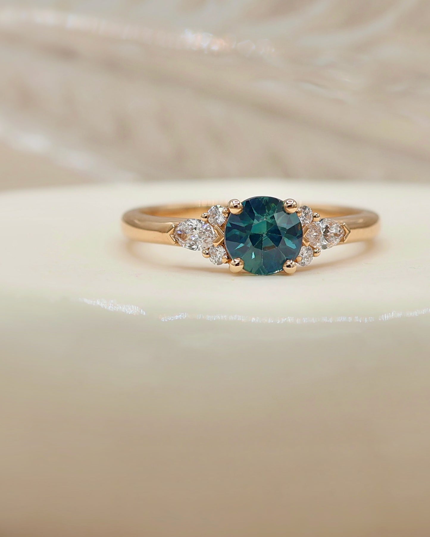 bague ornée d'un saphir et de diamants sur une monture en or rose