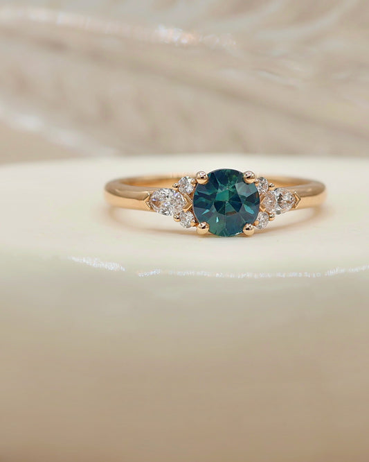 bague ornée d'un saphir et de diamants sur une monture en or rose