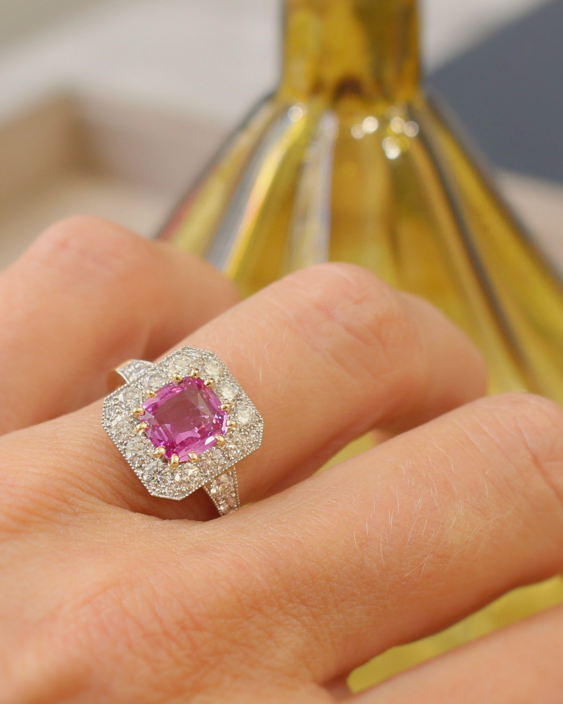 bague ornée d'un saphir rose et d'un entourage de diamants dans le style art déco
