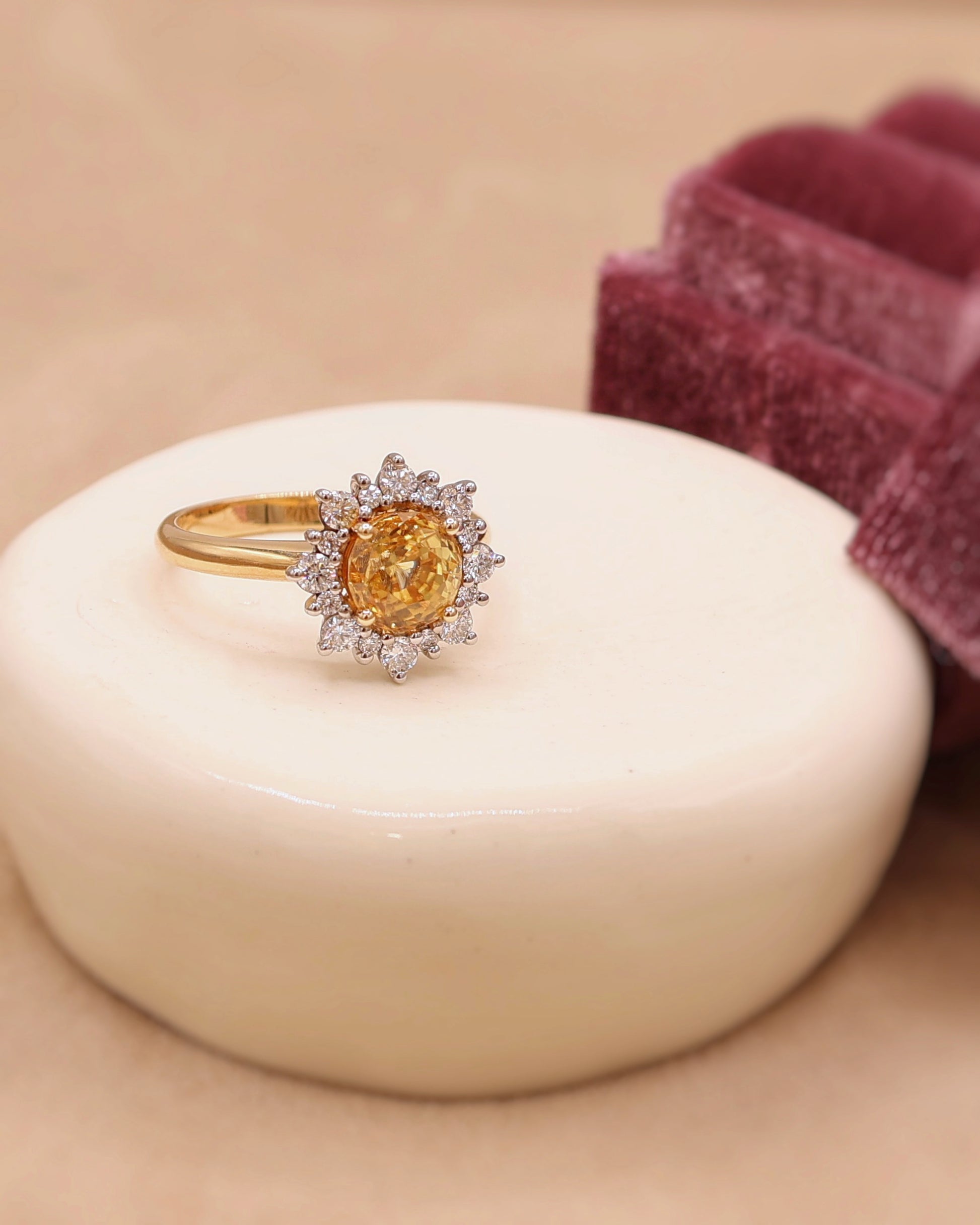 bague avec une pierre de centre combolite couleur caramel avec un entourage de diamants.monture en or jaune 18k