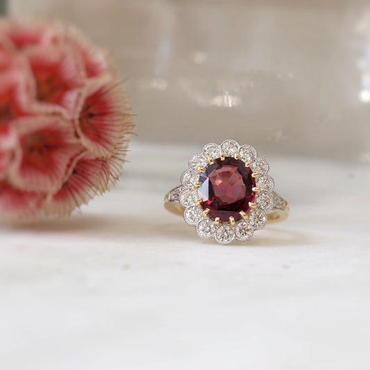 Bague Pompadour Rhodolite entourage diamants