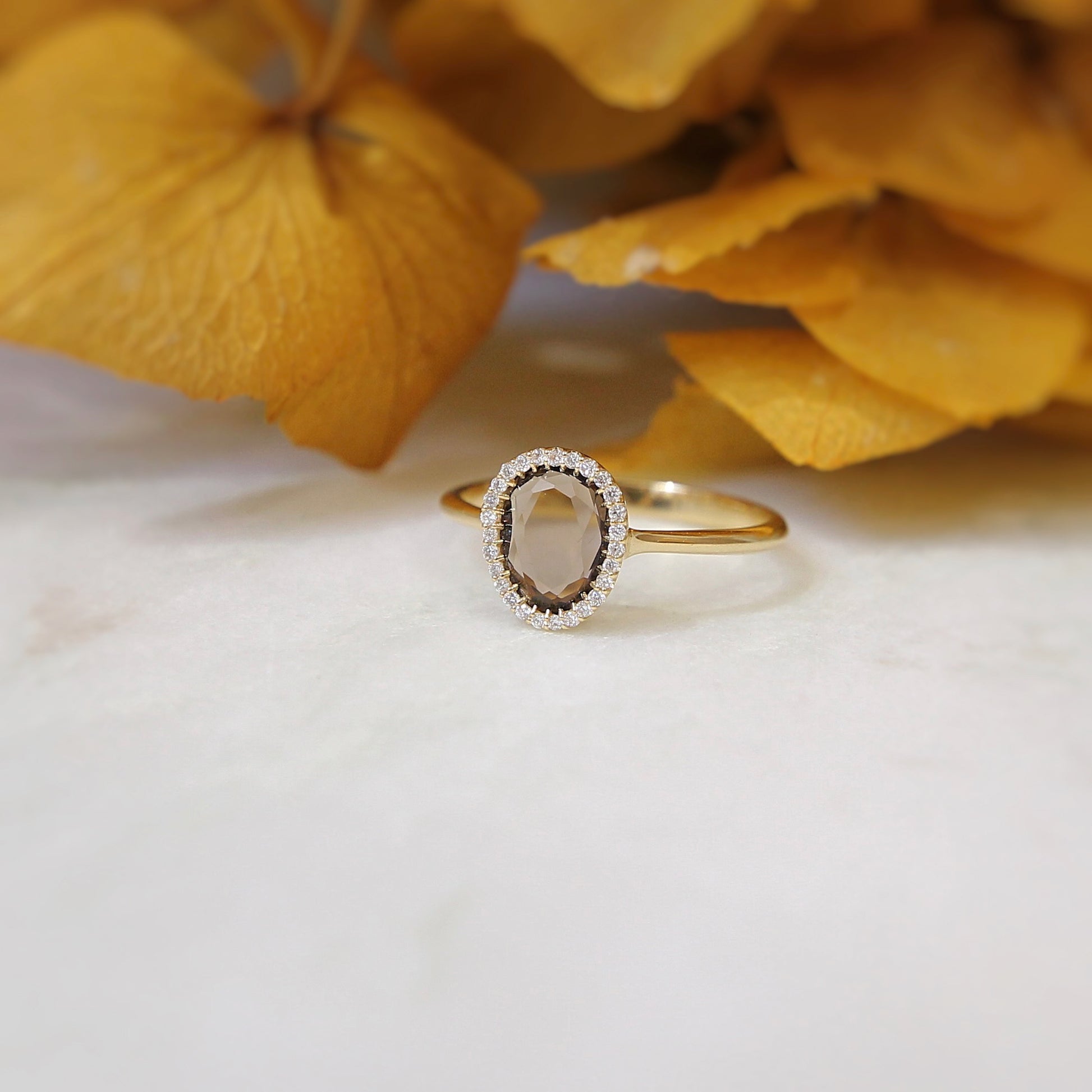 bague quartz fumé et halo de diamants sur or jaune 18K