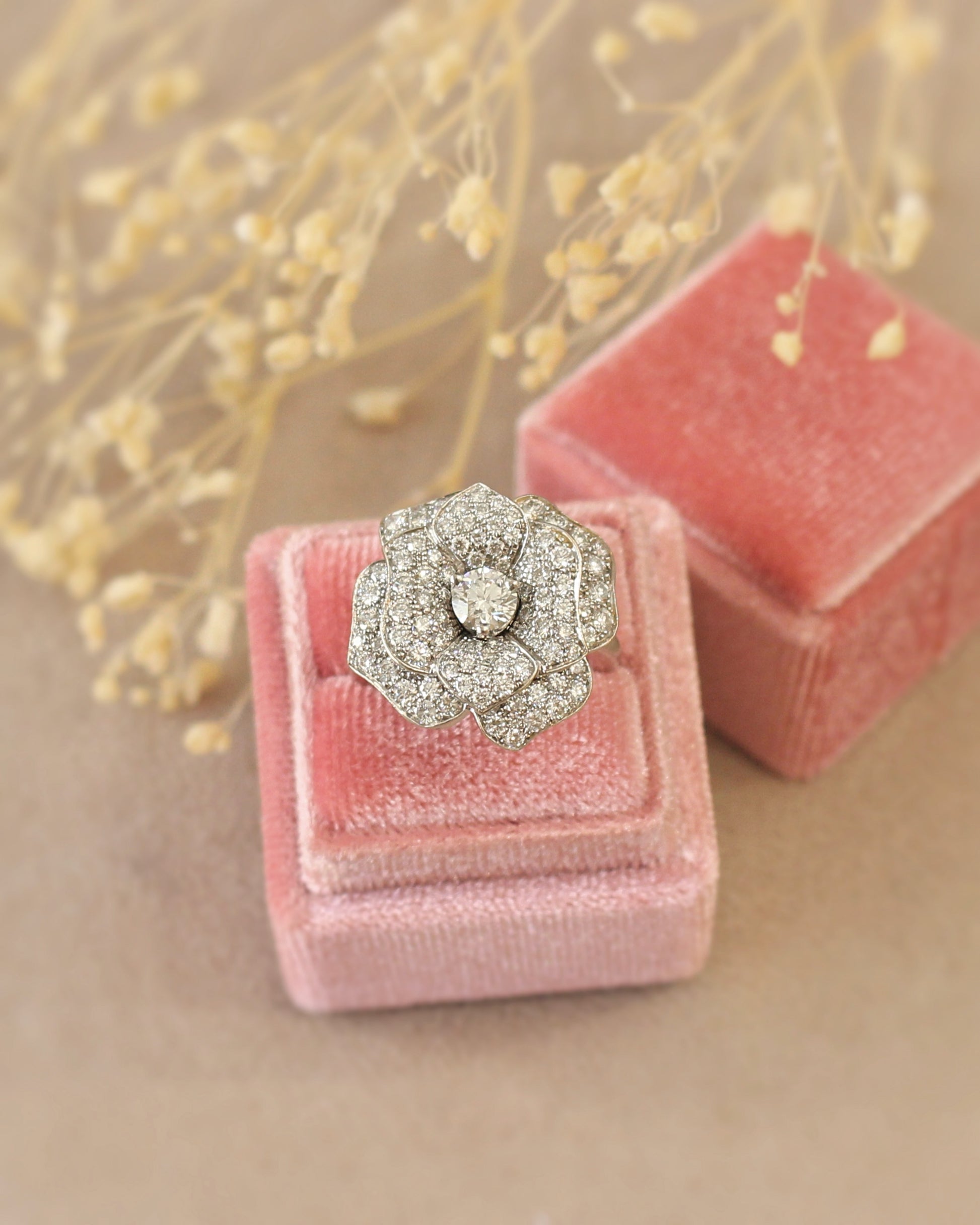 bague representant une fleur avec pétales pavés de diamants-or blanc