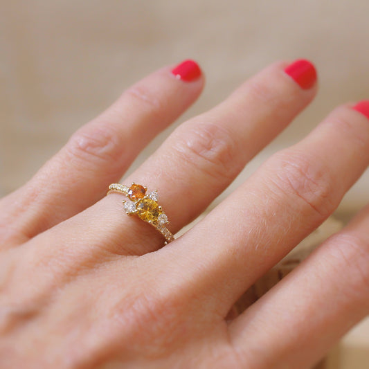 bague romantique ornée en son centre d'un bouquet de diamants et de saphirs - saphirs jaune et saphir orange monture en or jaune