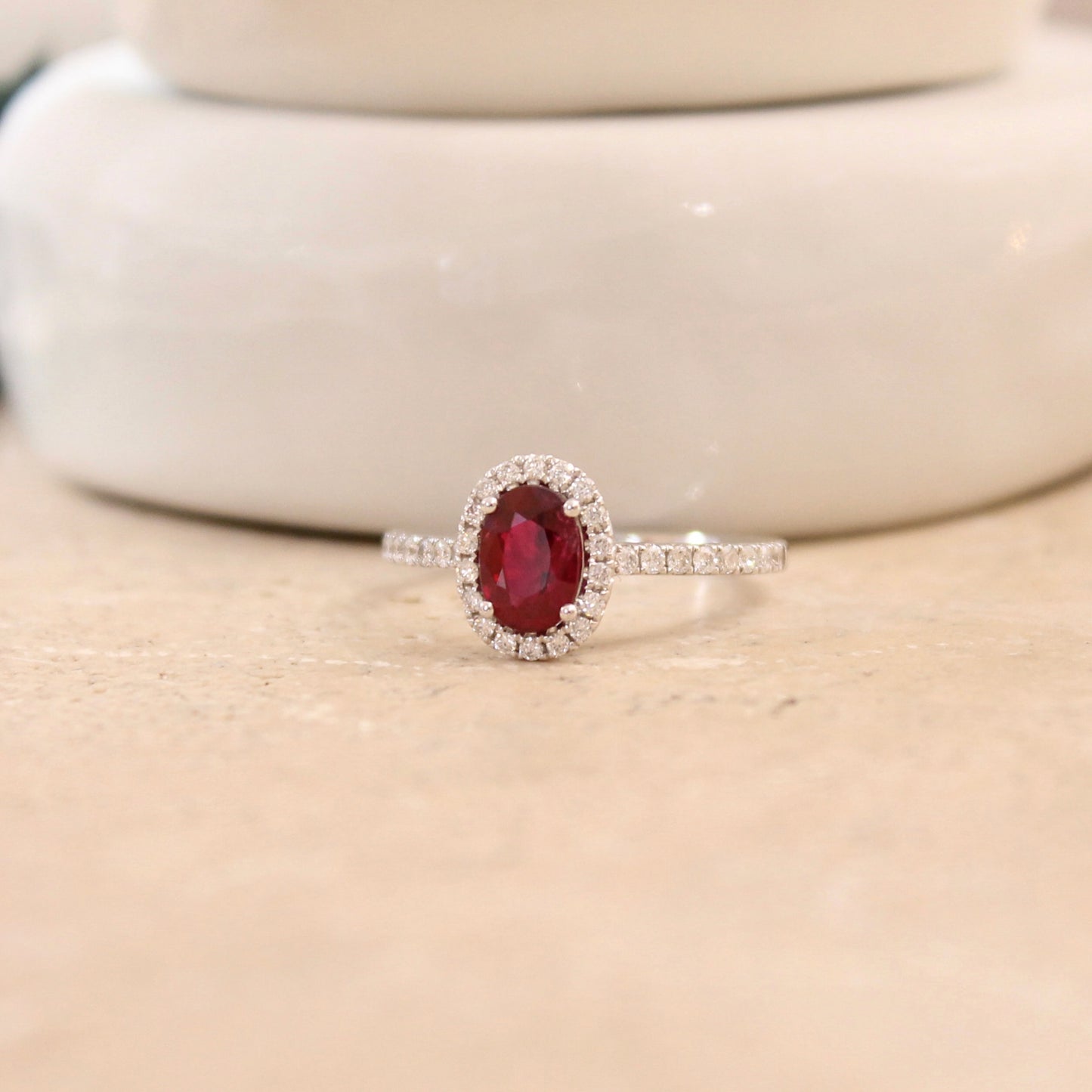 bague rubis halo de diamants avec une monture en or blanc pavée de diamants