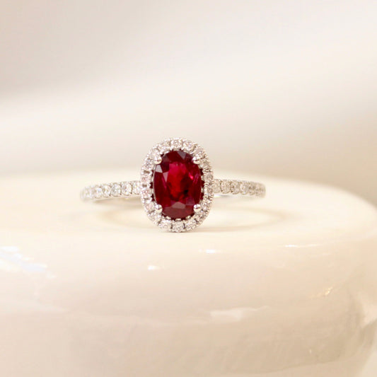 bague rubis taille oval entourage de diamants-monture en or blanc pavée de diamants
