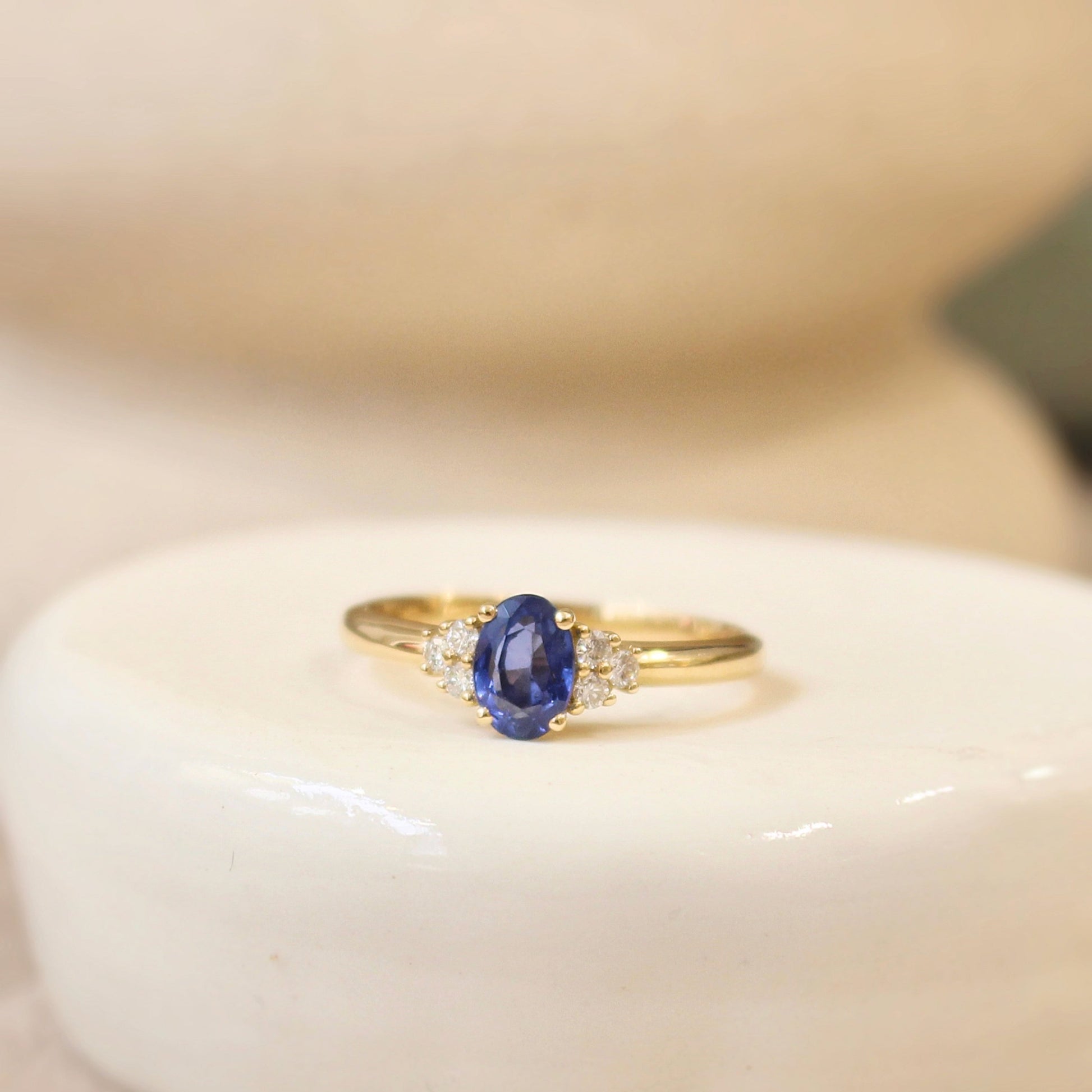 Bague or blanc 18 carats, diamant 0,14 carat et saphir ovale Bague or blanc 18 carats, diamant 0,14 carat et saphir ovale