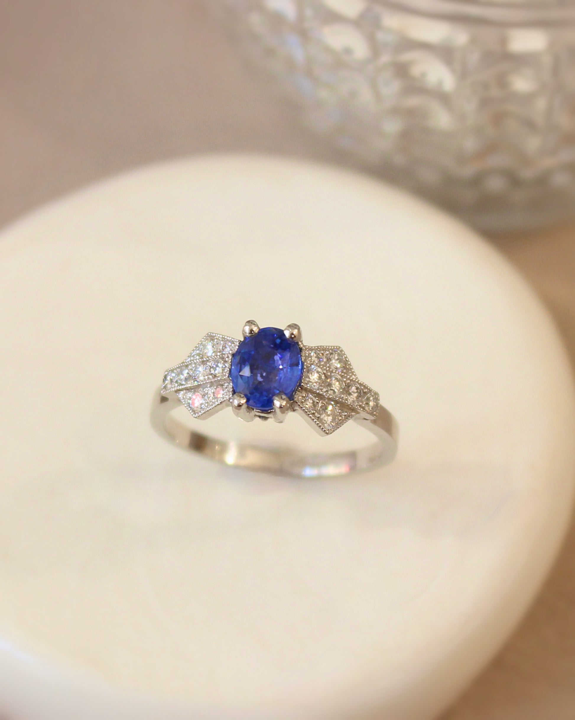 bague saphir taille ovale et diamants, design Art Déco - monture en platine